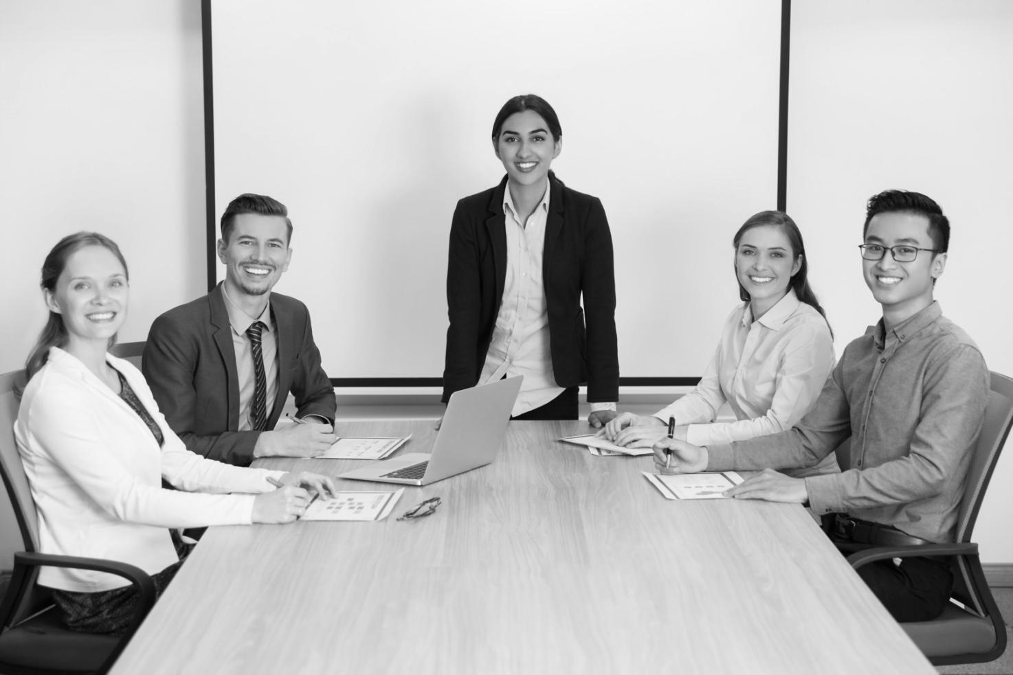 Estudiantes trabajando en análisis financiero con gráficos y datos en un ambiente profesional de aprendizaje