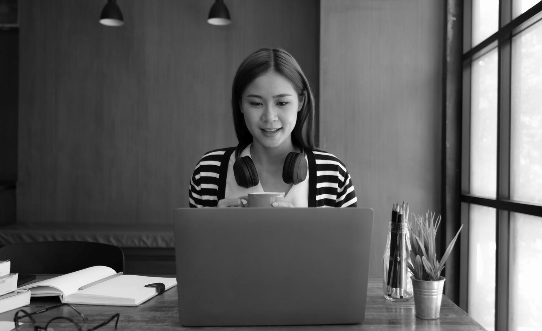 Sesión práctica de análisis financiero con estudiantes trabajando en casos reales del mercado español